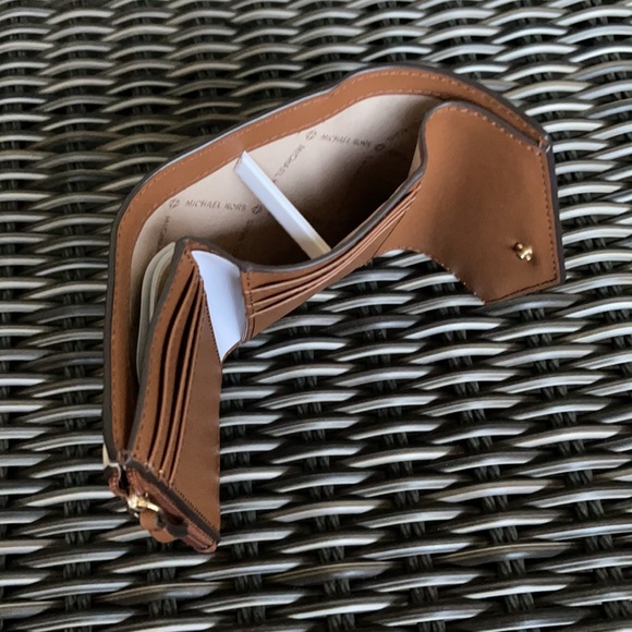 Michael Kors Medium flap Bifold Wallet - Picture 9 of 16